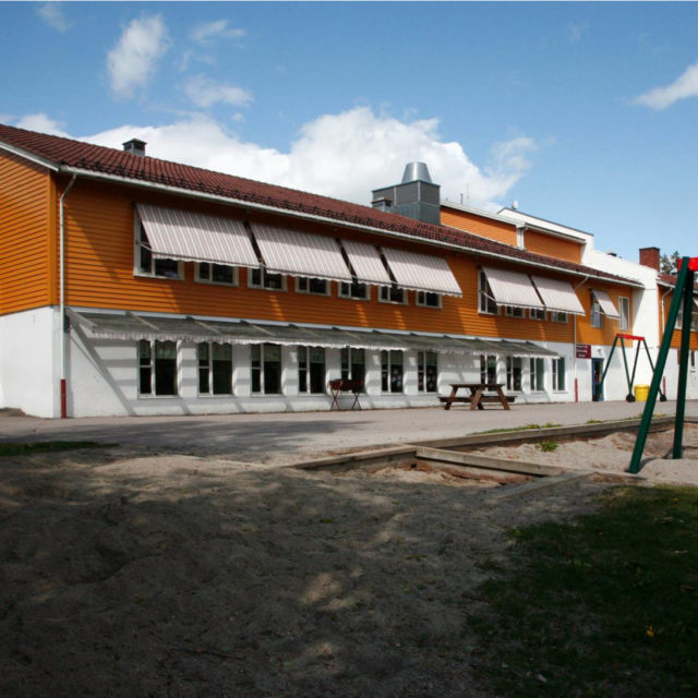 Halverer skole-renholdet i Re: - Sparer oss til fant - ReAvisa
